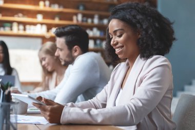 İş toplantısında dijital tablet kullanan Afro kadın