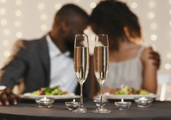 Två glas champagne på alla hjärtans middagsbord — Stockfoto