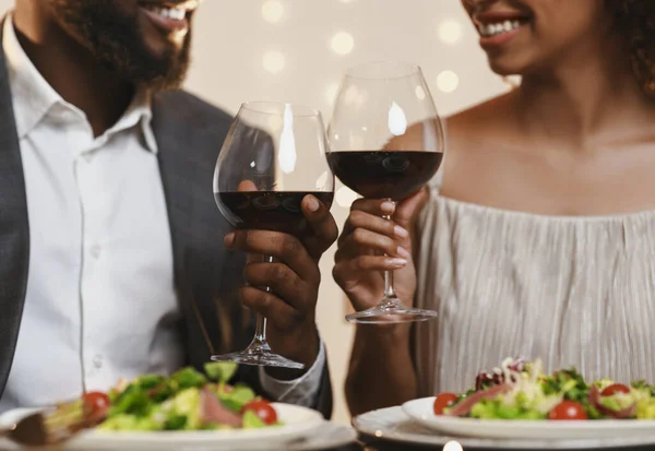 Uomo e donna che si guardano e brindano, tagliati — Foto Stock