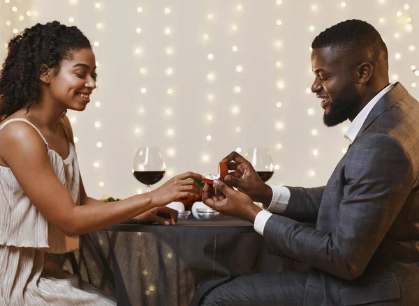 Junges schwarzes Paar verlobt sich in Restaurant — Stockfoto