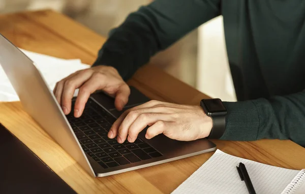 Cara irreconhecível usando laptop digitação trabalho no escritório moderno, cortado — Fotografia de Stock