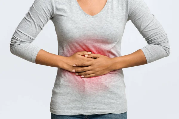 Primer plano de la mujer africana que tiene dolor abdominal menstrual — Foto de Stock