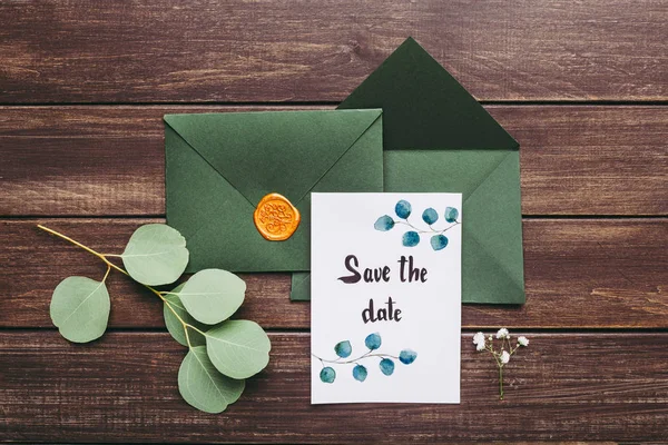 Zrób zielone koperty z piękną pocztówką z zaproszeniami — Zdjęcie stockowe