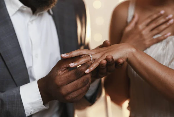 Primo piano di afro uomo mettendo anello sul dito della donna — Foto Stock