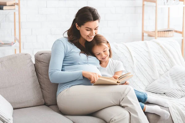 Amistosa familia inteligente madre e hija lectura libro — Foto de Stock