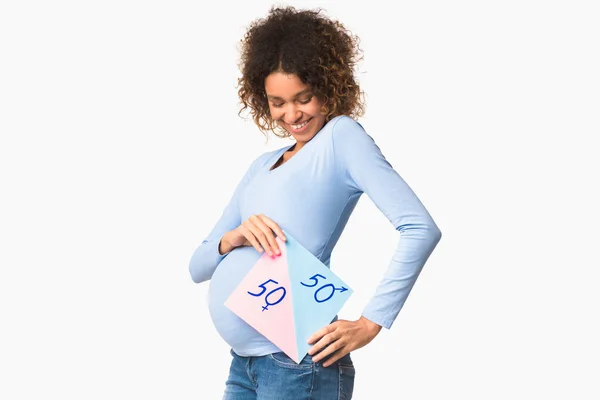 Elinde pembe ve mavi renkli kart tutan Afro hamile kadın. — Stok fotoğraf