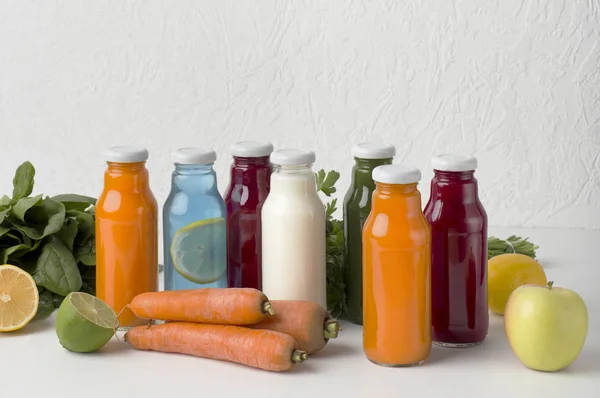 Gyümölcs és zöldség természetes méregtelenítő italok az egészséges táplálkozás érdekében — Stock Fotó