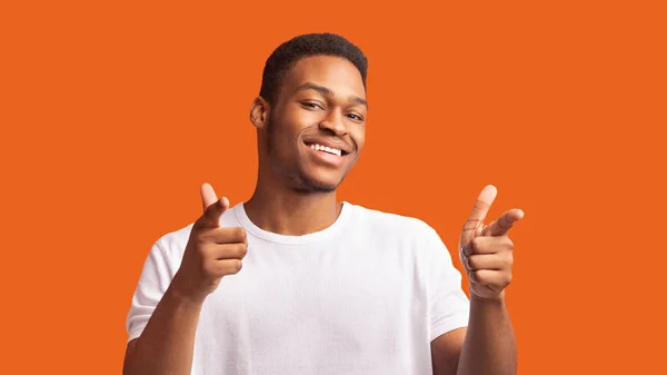 Emocionado chico negro eligiéndote sobre fondo naranja — Foto de Stock