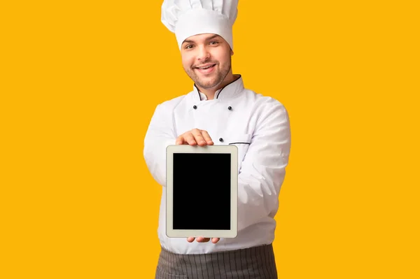 Chef Guy mostrando tela em branco Tablet, Estúdio tiro, Mockup — Fotografia de Stock
