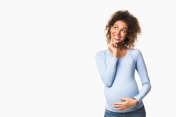 Felice afro ragazza incinta sognando bambino — Foto Stock