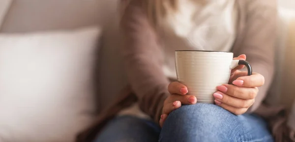 Xícara de café quente em mãos femininas, conceito de conforto em casa — Fotografia de Stock