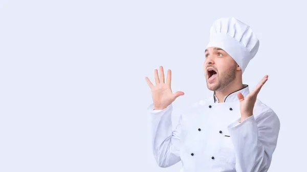 Chef emocionado en uniforme gritando de pie sobre fondo blanco, Panorama — Foto de Stock