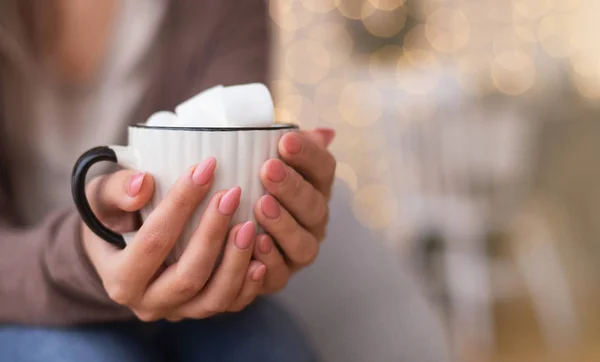 Tasse heiße Schokolade mit Marshmallows in weiblichen Händen — Stockfoto