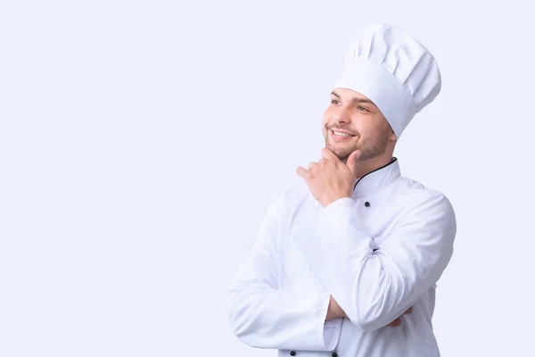 Happy Chef Man Dreaming pozowanie dotykanie podbródek na białym tle — Zdjęcie stockowe