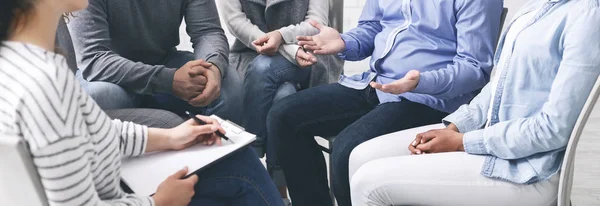 Círculo de confianza. Grupo de personas irreconocibles sentadas juntas en la sesión de terapia — Foto de Stock