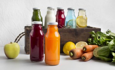 Beyazın yeni bileşenleriyle farklı detoks içecekleri.