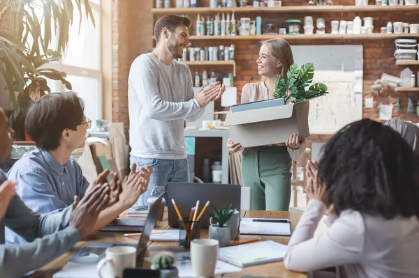 Multiracial equipo de negocios saludo recién llegado chica joven — Foto de Stock