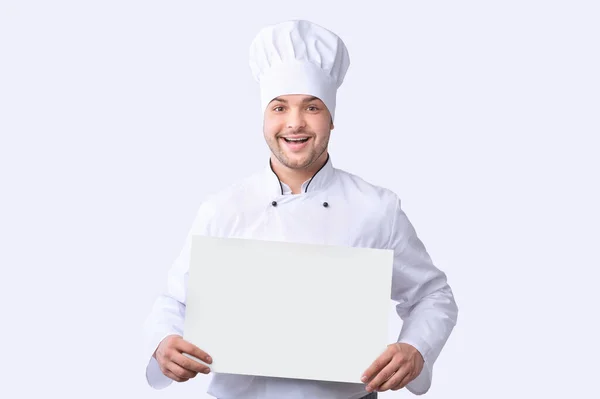 Chef Man segurando cartaz em branco para texto, Estúdio tiro, Mockup — Fotografia de Stock