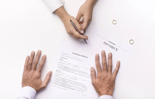 Handen van de vrouw, man ondertekent scheidingsdecreet — Stockfoto