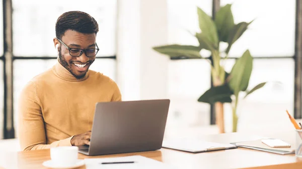 Smiling afro guy in glasses listening to music — 스톡 사진