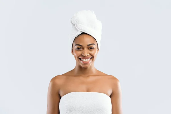 Πορτρέτο του ευτυχισμένου κοριτσιού afro τυλιγμένο σε πετσέτες μπάνιου — Φωτογραφία Αρχείου