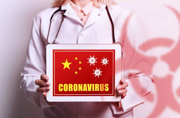 Dokter memegang plakat dengan teks Cina coronavirus — Stok Foto