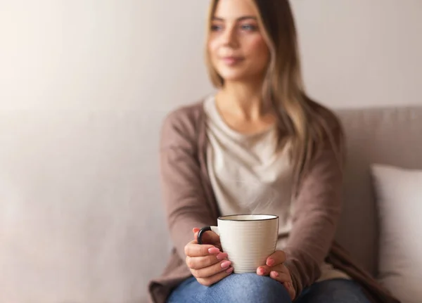 Chica pacífica disfrutando de café caliente en casa, enfoque selectivo — Foto de Stock