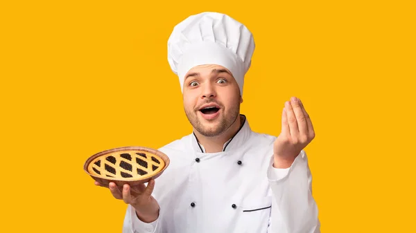 Excitado padeiro homem segurando assado torta de pé no estúdio, Panorama — Fotografia de Stock