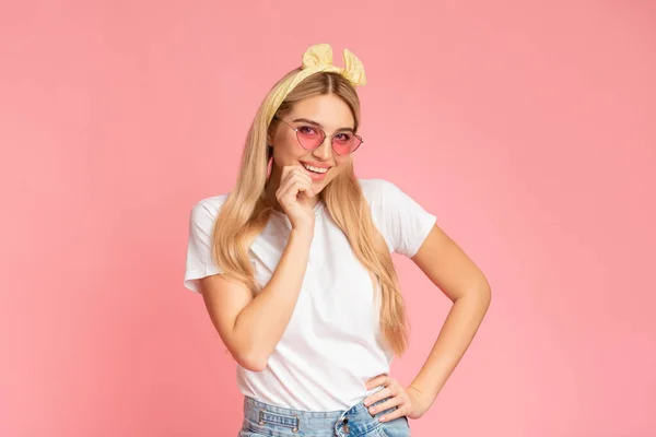 Romántico adolescente en gafas de corazón tocando el labio — Foto de Stock