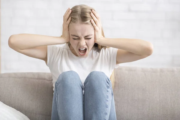 Chica joven deprimida gritando, sufriendo de trastorno mental —  Fotos de Stock