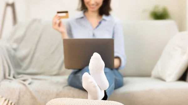 Chica joven haciendo compras sentado en el sofá — Foto de Stock