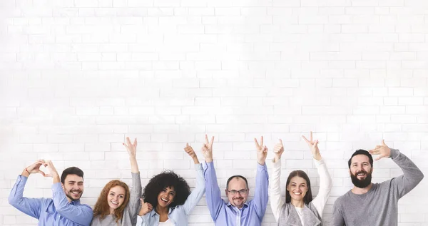 Grupo de personas positivas mostrando gestos divertidos sobre fondo blanco de la pared —  Fotos de Stock