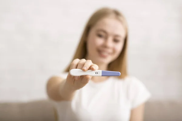 Test di gravidanza positivo tenuto da una giovane ragazza — Foto Stock