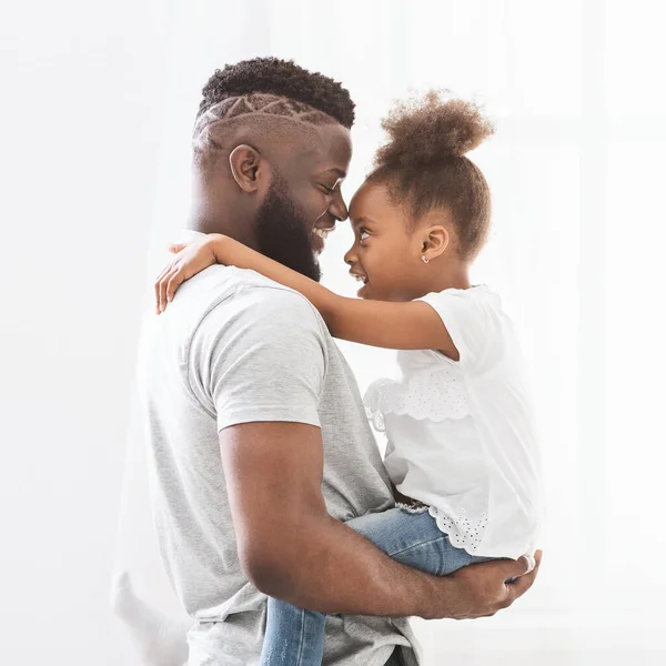 Perfil retrato de preto pai e filha ligação sobre branco — Fotografia de Stock