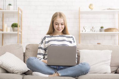 Neşeli Kız İzleme İş Fırsatları İnternet 'te