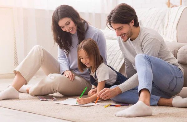 Cute Little Girl Drawing On Floor With Her Parents, Bonding Together — 스톡 사진