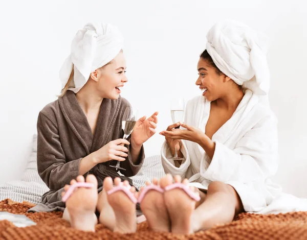 Dos mujeres jóvenes teniendo un día de spa juntas, bebiendo champán —  Fotos de Stock