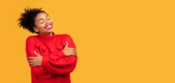 Adorável sorrindo afro mulher abraçando-se no estúdio — Fotografia de Stock