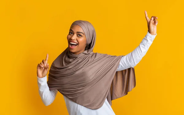 Gadis muslim yang gembira menari hijab dan bernyanyi dengan tangan terangkat — Stok Foto