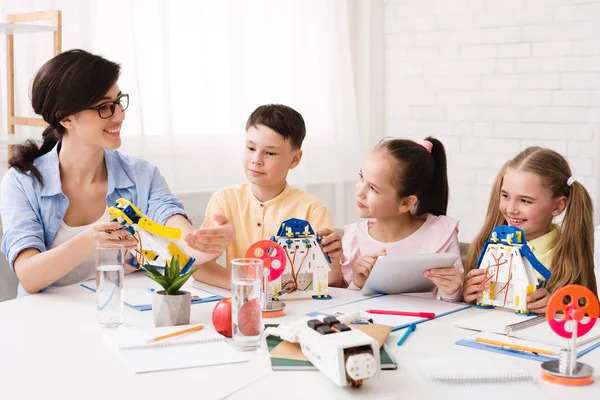 Leraar legt uit kinderen hoe je moderne robot te maken — Stockfoto