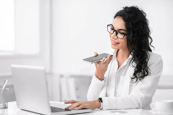 Mexicaanse zakenvrouw met behulp van mobiele spraakherkenning functie — Stockfoto