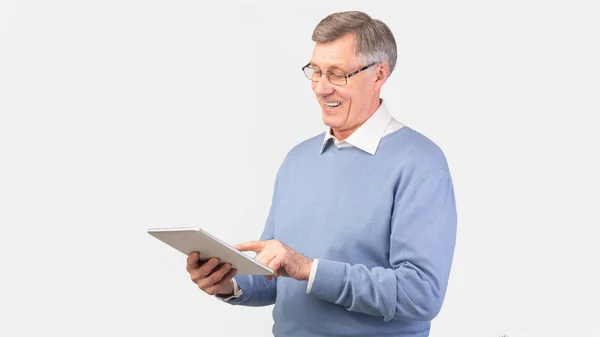 Tartalomjegyzék Senior Man használata Tablet Számítógép felett szürke háttér, Panorama — Stock Fotó