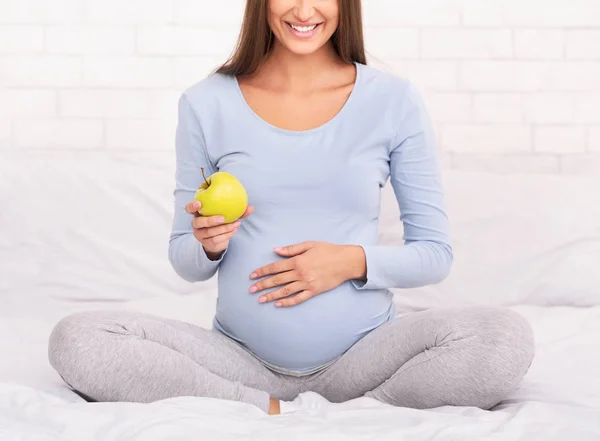 Lady Holding Apple Sitting On Bed yang Tak Dikenali, dipotong — Stok Foto