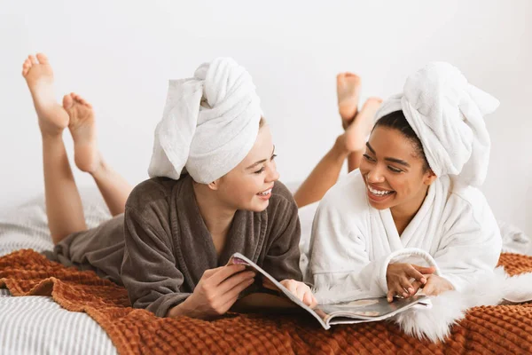 Jeunes belles femmes en peignoirs et serviettes sur la tête — Photo
