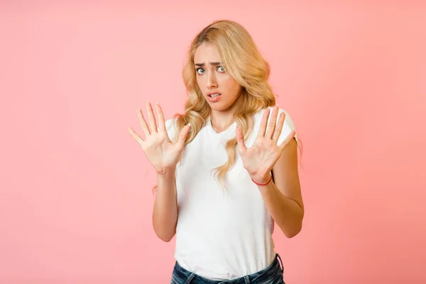 Obrigado, mas não. Menina negando proposta, fazendo parar gesto — Fotografia de Stock