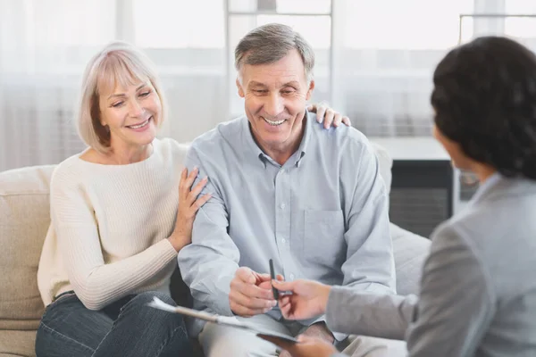 Casal sénior visitando consultor financeiro no escritório — Fotografia de Stock