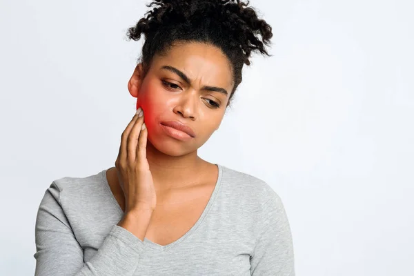 Mujer que sufre de encías inflamadas, fondo gris — Foto de Stock