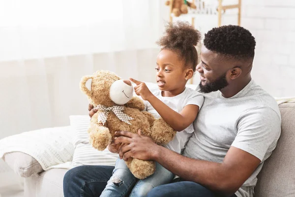 Härlig svart familj far och dotter leker med leksaker — Stockfoto