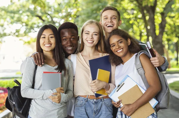 Grupo de estudantes internacionais se divertindo depois de estudar — Fotografia de Stock