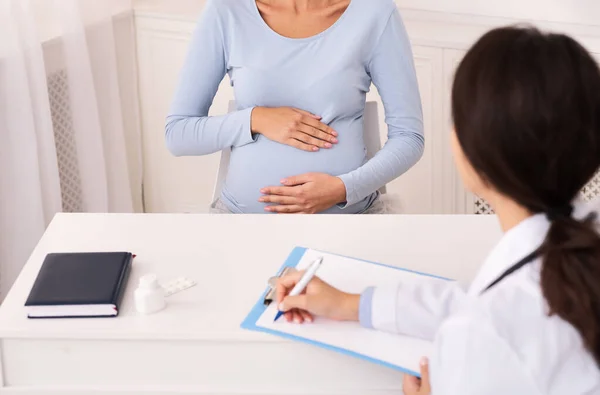 无法辨认的医生在怀孕检查期间与病人交谈 — 图库照片